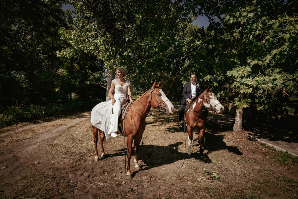 Matrimonio a Milano ritratto sposi a cavallo